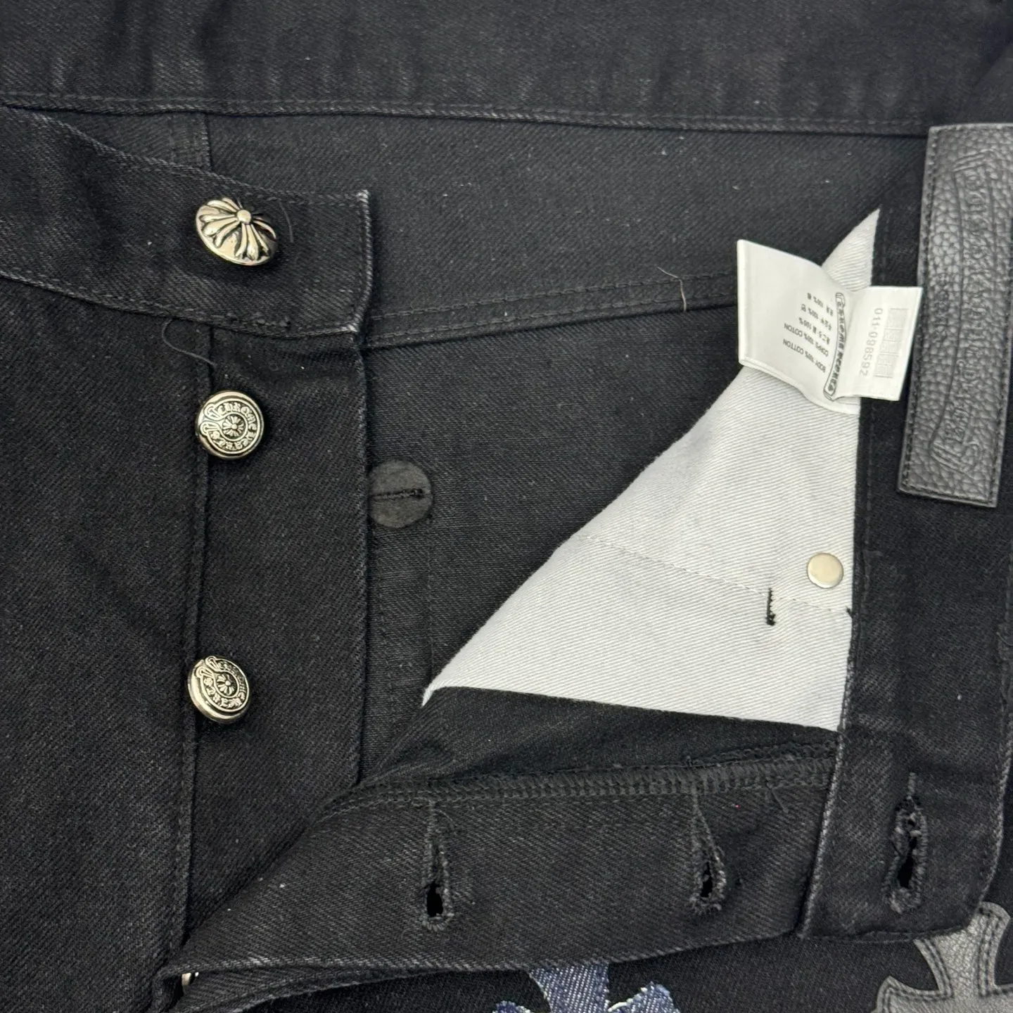 P750 Chrome Heart CH hardware washed and spliced ​​cow king jeans Size: 30/32/34/36/38 Use genuine levis502 as the base plate. Purchase the original version at 5W. Heavy washing, frayed and distressed, customized cowhide cross. After dyeing, it will be fixed and will not fade. Full right-angle fit and hand-cranked embroidery threading, a total of 5 small silver nails on the whole body, 1 silver medal and 5 Cross Scout flower buttons. The silver content is 85%. It is not made of 925 silver because the silver content is too high and it will easily turn black and oxidize, which affects the appearance. The printing adopts the garment screen water slurry printing process.